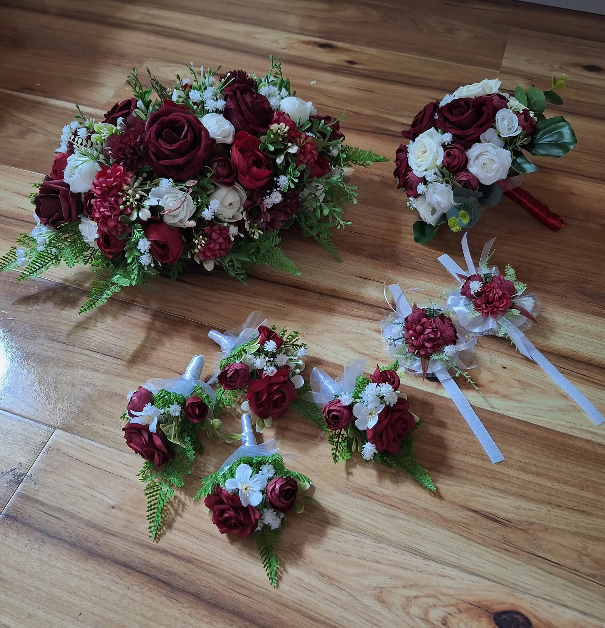 Esküvői virágdekoráció romantikus virágkompozícióval, elegáns asztaldíszítés