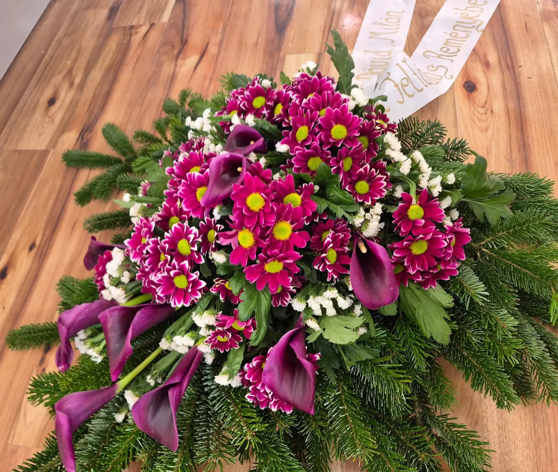 Temetési virágkoszorú közelről