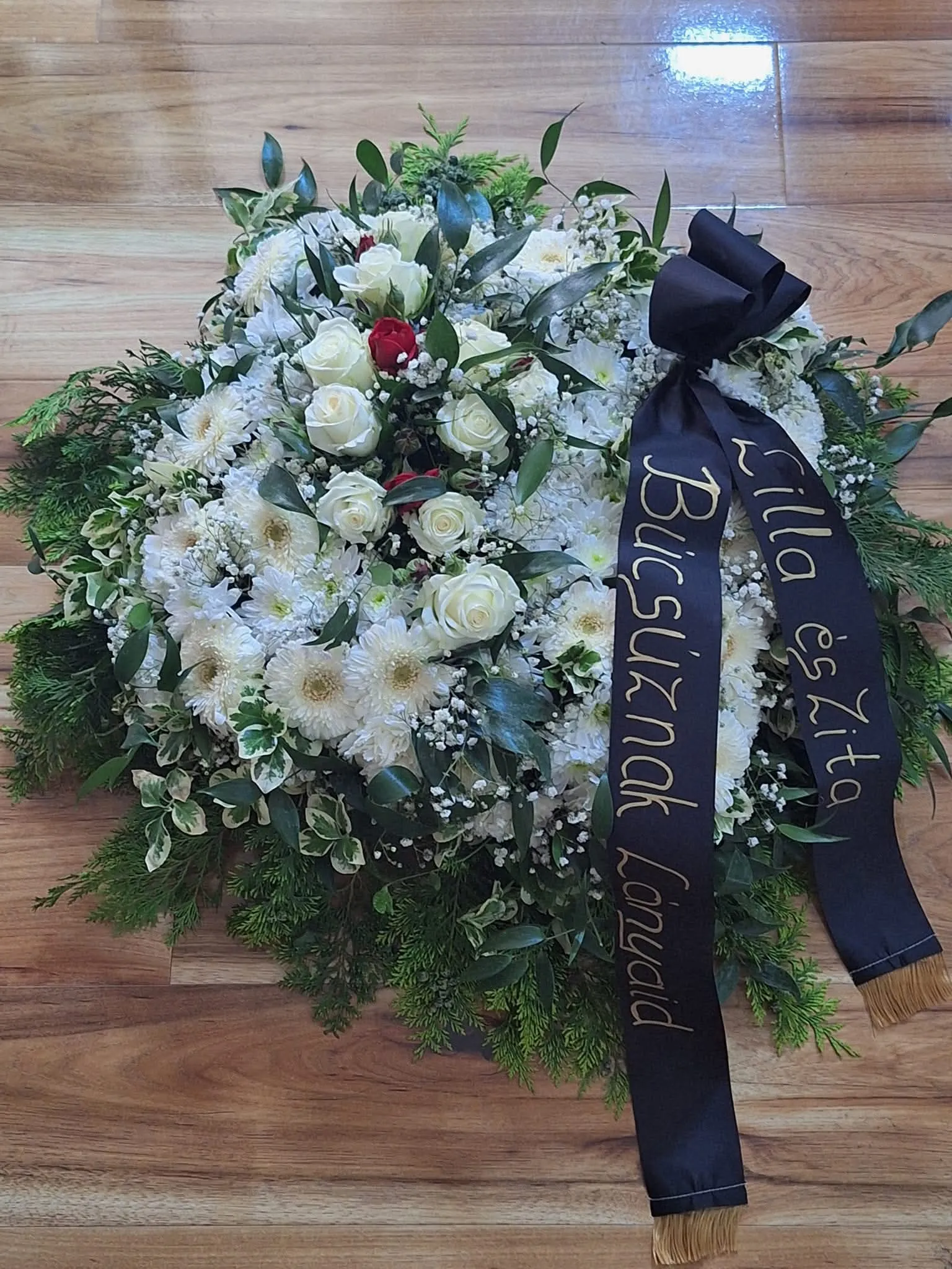 Temetési virágkoszorú közelről