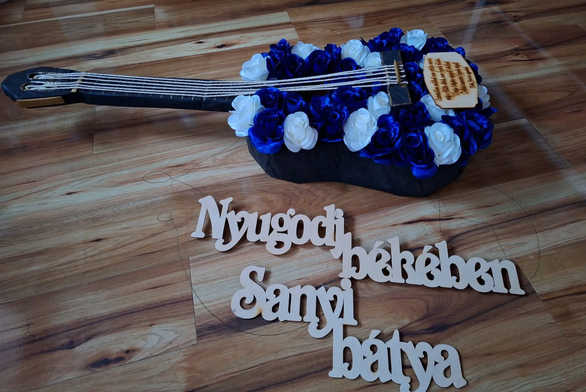 Temetési virágkoszorú közelről