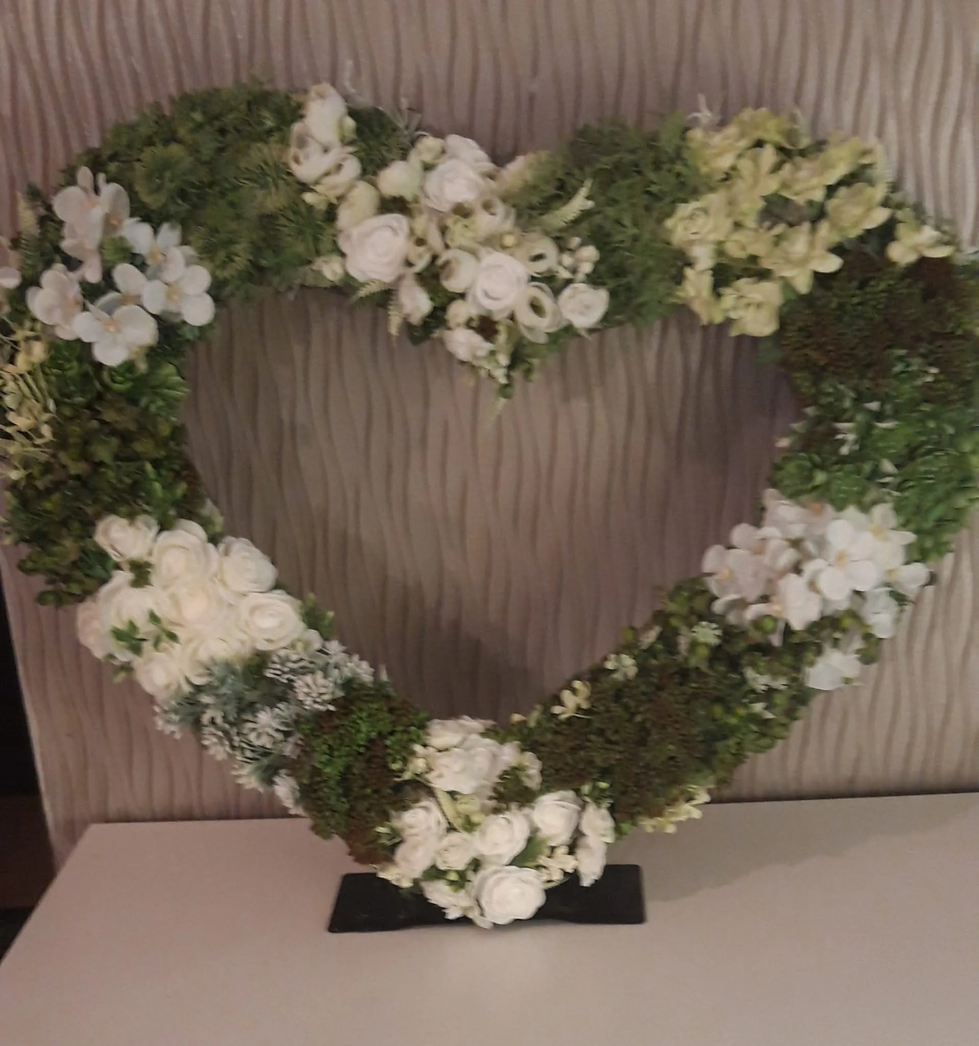 Temetési virágkoszorú közelről