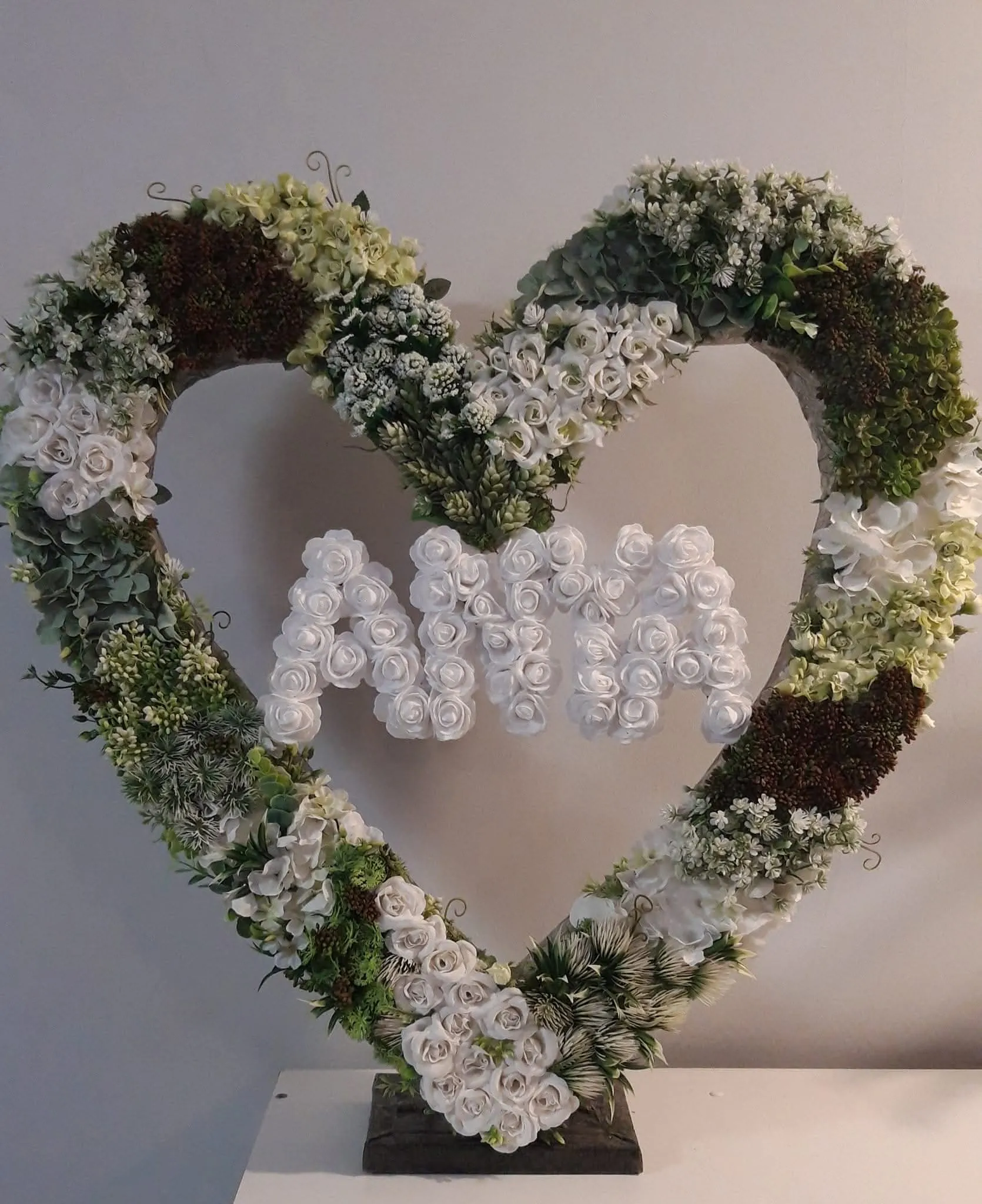 Temetési virágkoszorú közelről