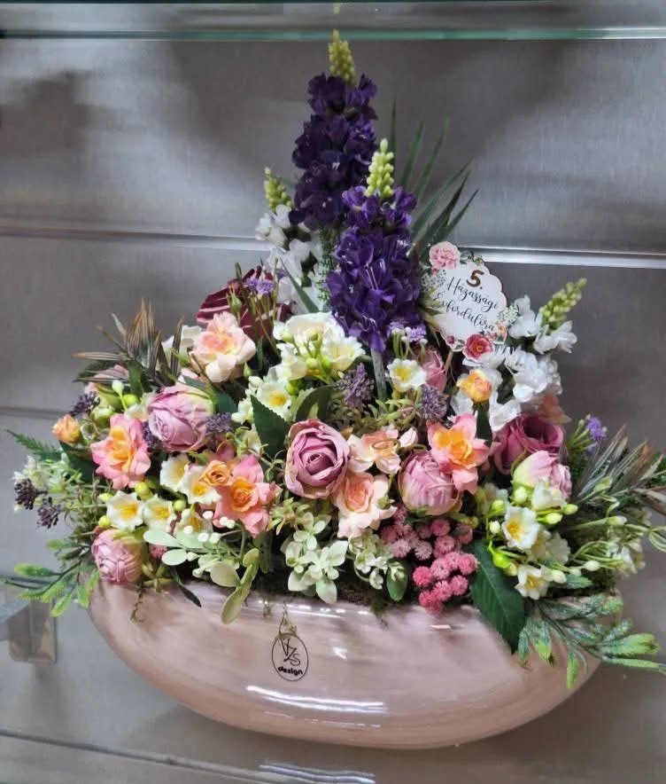 Lakásdekor virágkompozíció